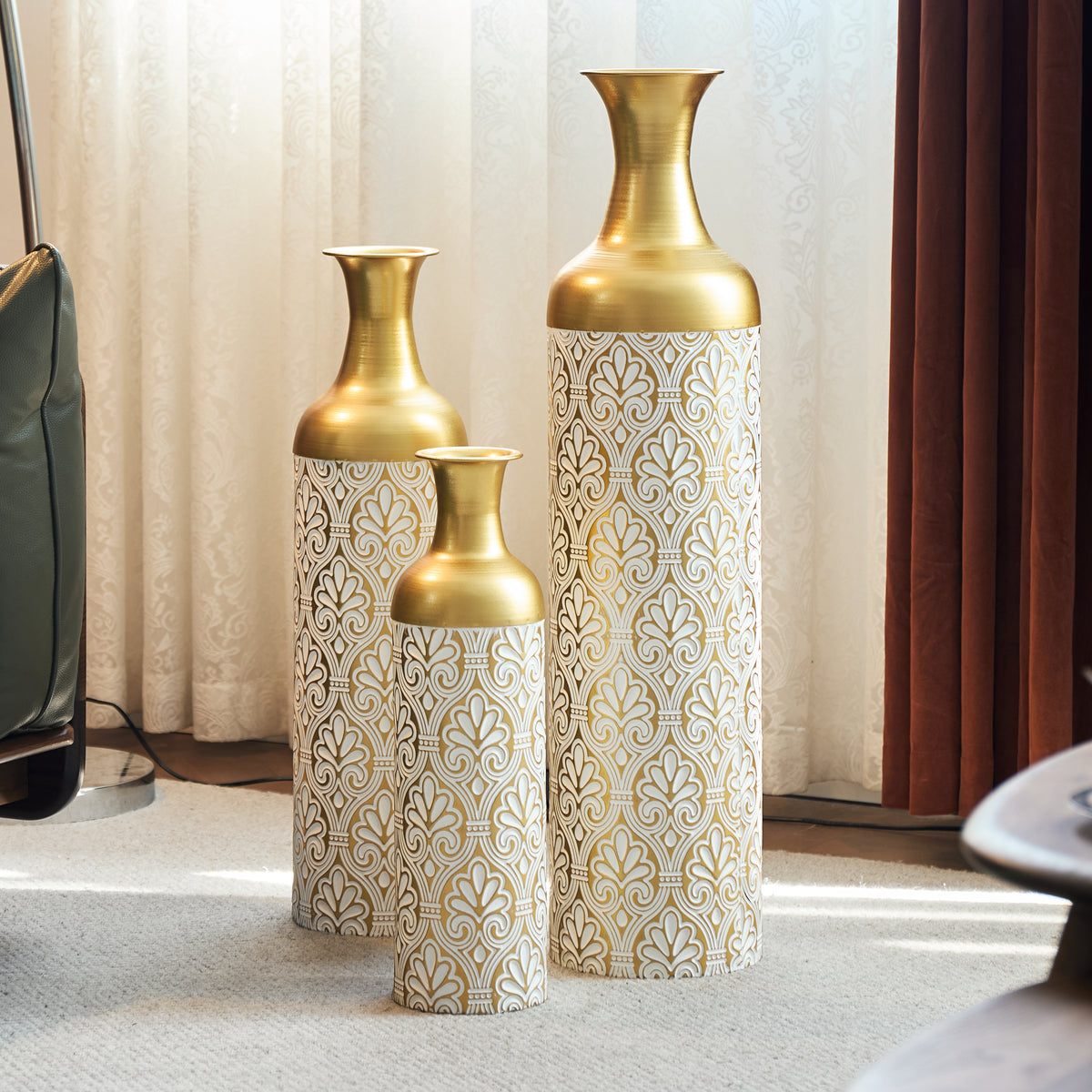 Vasos de piso grande, set de 3 piezas doradas (50/66/83 cm) - Grandes vasos de decoración metálicos con patrón de flores, cubiertas para plantas como decoración de habitación para el salón, el pasillo y la oficina en diseño vintage