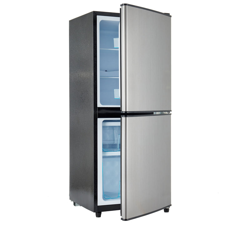 Refrigerador Minikühlschra de 106L, 60-l de capacidad de refrigeración + 46-l de capacidad de freezer, 7 ajustes de temperatura, puerta plateada + cuerpo negro, iluminación LED, cajones de empotramiento ajustables, 166 kWh/Jr, 45 dB
