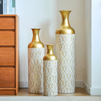 Vasos de piso grande, set de 3 piezas doradas (50/66/83 cm) - Grandes vasos de decoración metálicos con patrón de flores, cubiertas para plantas como decoración de habitación para el salón, el pasillo y la oficina en diseño vintage