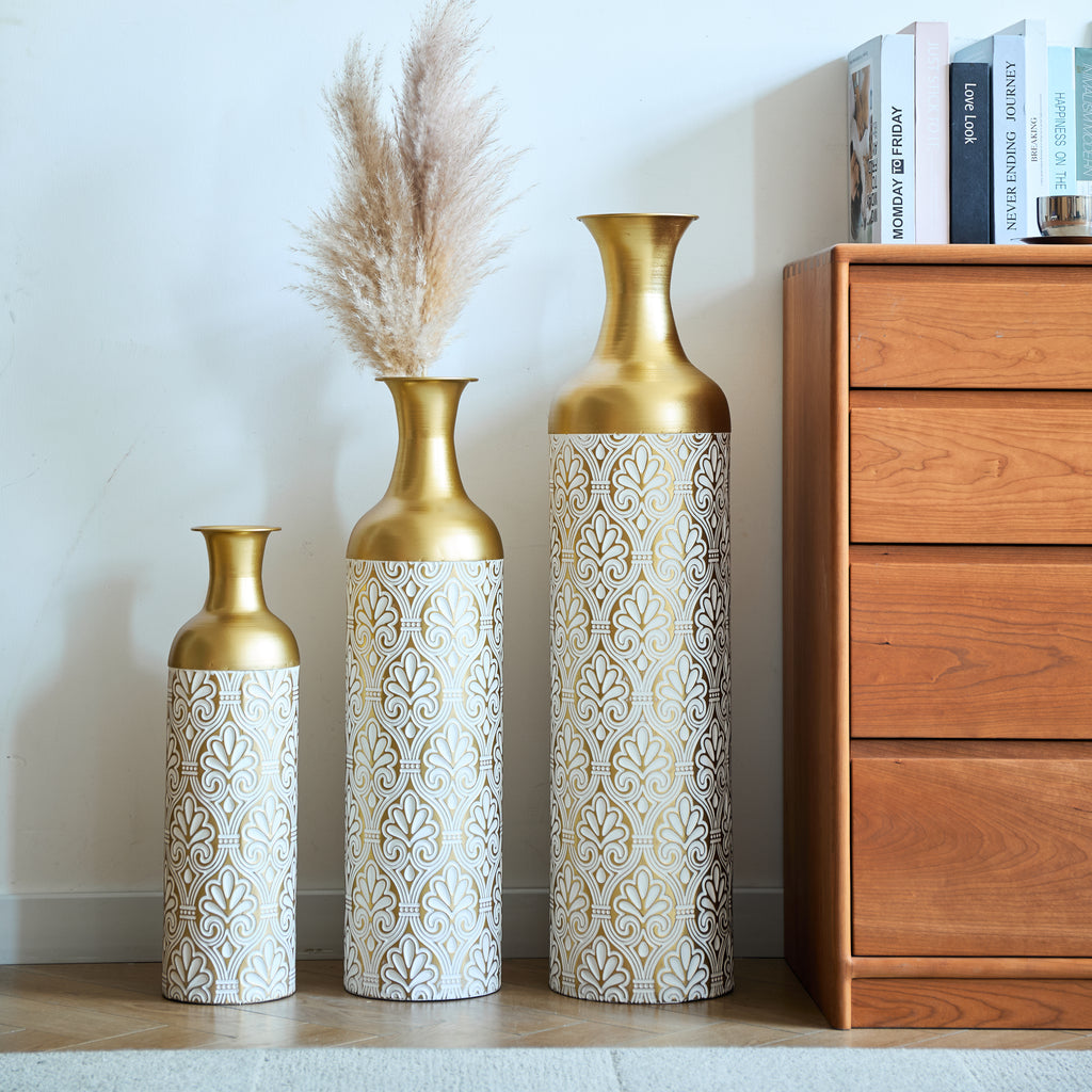 Vasos de piso grande, set de 3 piezas doradas (50/66/83 cm) - Grandes vasos de decoración metálicos con patrón de flores, cubiertas para plantas como decoración de habitación para el salón, el pasillo y la oficina en diseño vintage