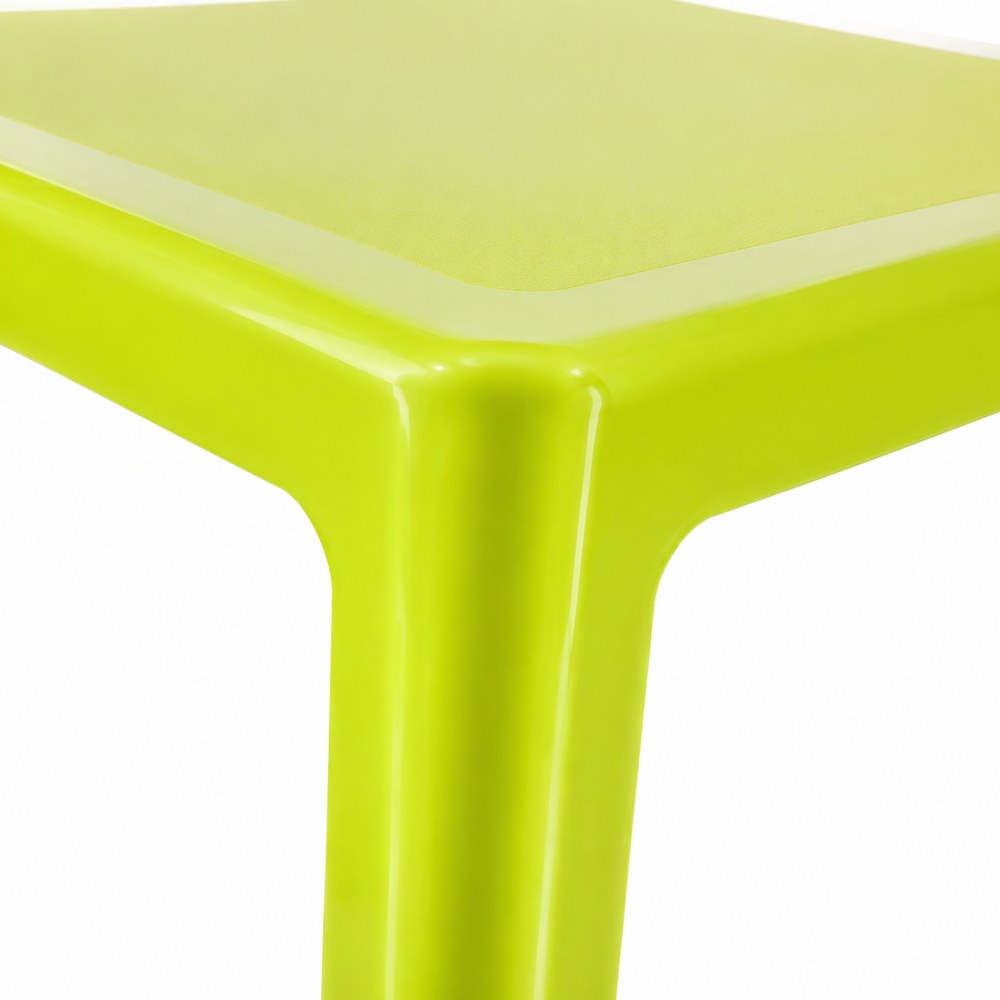 Mesa de plástico de color amarillo lima